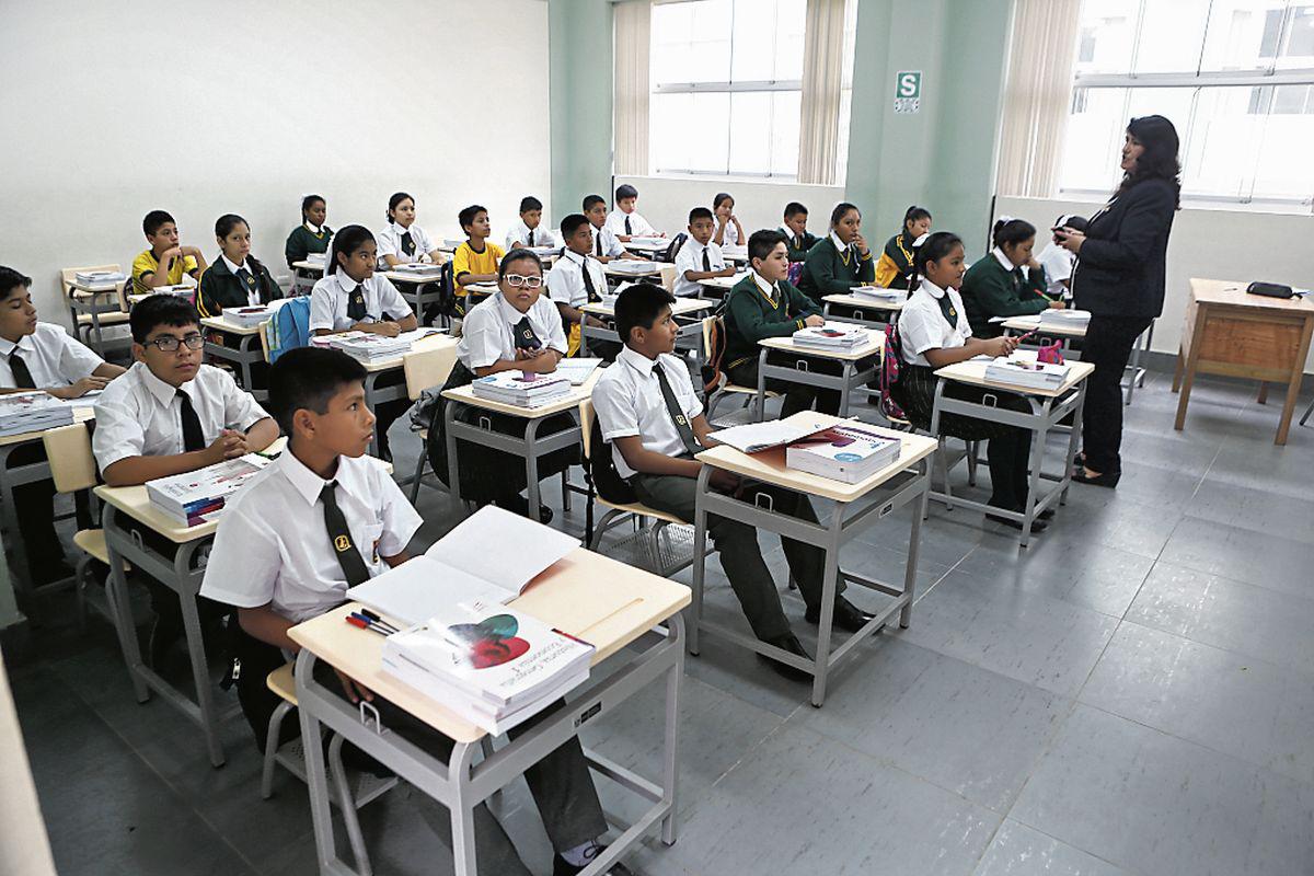Niños peruanos sentados en un aula de un centro educativo estatal.